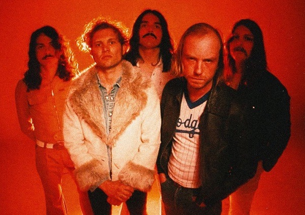 KOMODOR : Single « Raise Your Hands »